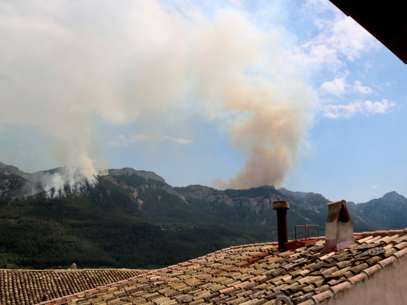 Columnas de humo en Paüls y Alfara de Carles