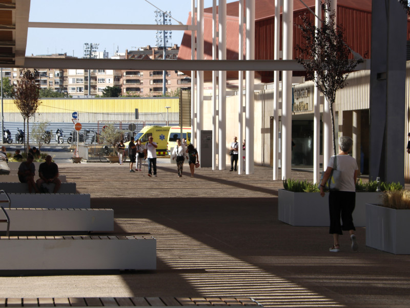 Àrea exterior de l'edifici de consultes externes a l'Hospital Arnau de Vilanova de Lleida