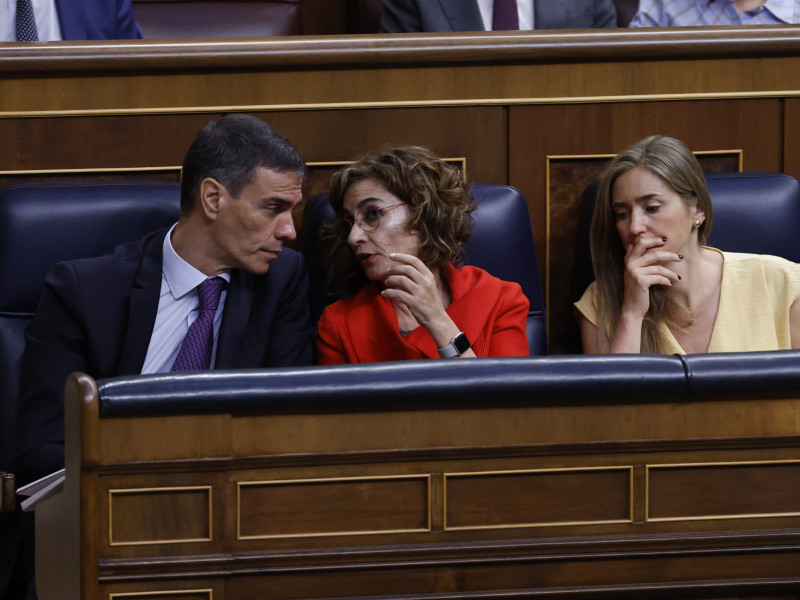 Pedro Sánchez y María Jesús Montero, durante el pleno del Congreso de los Diputados
