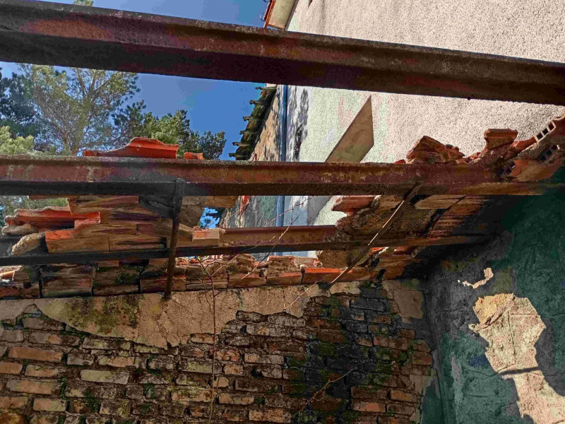 Parte de la cubierta ha colapsado en el apeadero y estructuras anexas