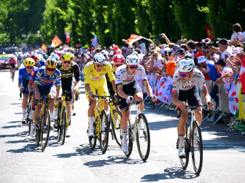(France), 08/07/2025.- Slovenian rider Tadej Pogacar of UAE Team Emirates and Dutch rider Mathieu Van Der Poel of Alpecin - Deceuninck team in action during the 4th stage of the Tour de France cycling race over 174.2km from Amiens to Rouen, France, 08 July 2025. (Ciclismo, Francia) EFE/EPA/PAPON BERNARD / POOL