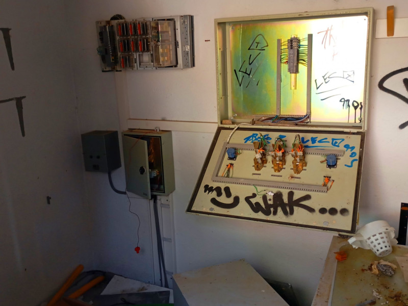 Antigua sala de máquinas del apeadero, vandalizada