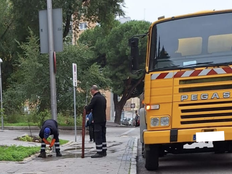 Un camión de una empresa de pocería, supuestamente rellenando su cisterna con el agua municipal.