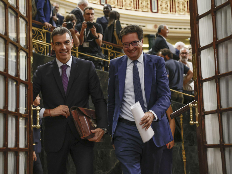 Sánchez abandona el hemiciclo junto al ministro Óscar López