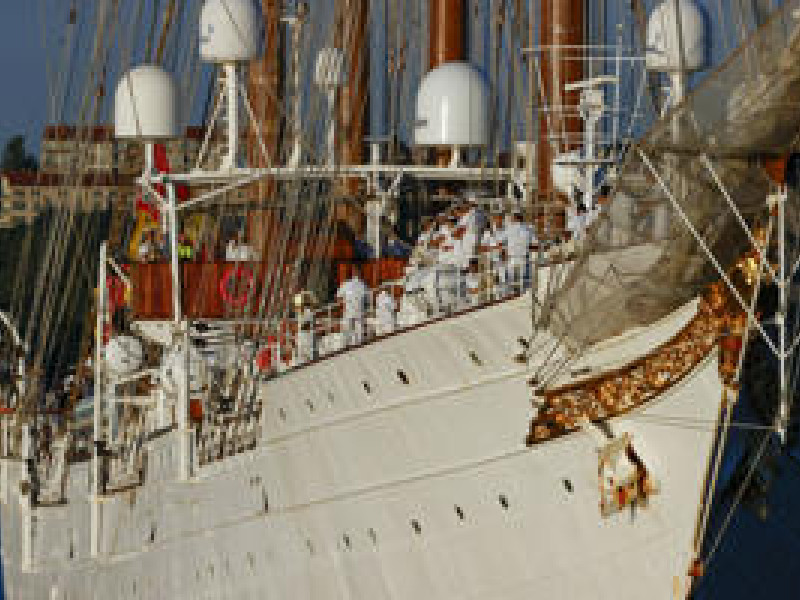 Vista del buque escuela Juan Sebastián de Elcano, con la princesa Leonor abordo