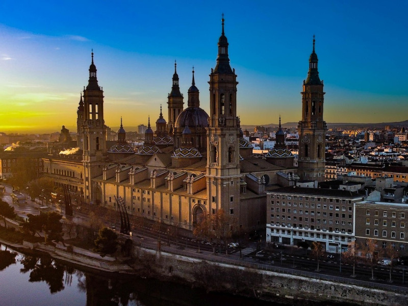 Panorámica de la Plaza del Pilar de Zaragoza.