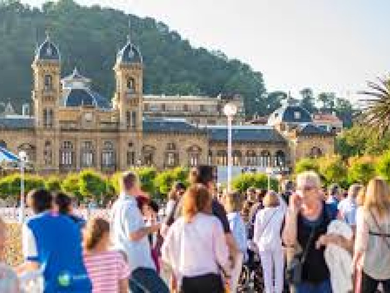 Turistas en el Paseo de la Concha en San Sebastián