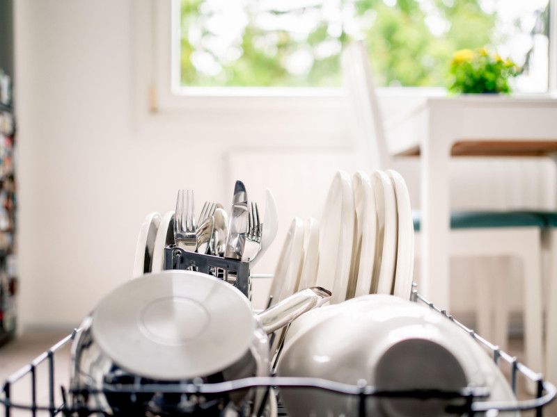 Mantener la cocina limpia es crucial para la organización de nuestro hogar.