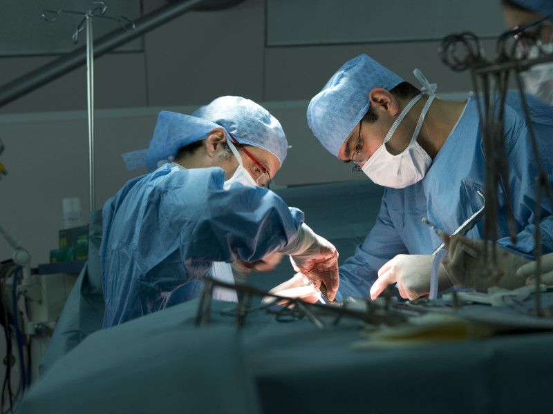 médicos operando