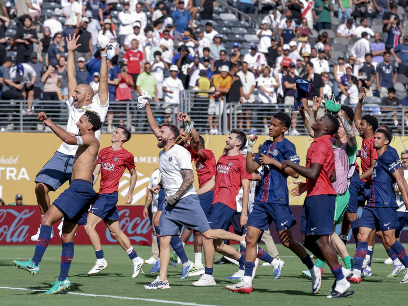 Los jugadores del Paris Saint-Germain celebran con sus aficionados tras ganar la semifinal de la Copa Mundial de Clubes de la FIFA 2025 entre el Paris Saint-Germain y el Real Madrid en East Rutherford, Nueva Jersey.