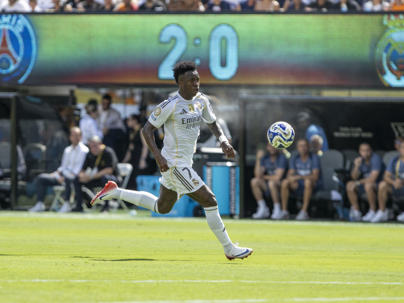Vinícius Júnior del Real Madrid controla el balón este miércoles, en un partido del Mundial de Clubes entre París Saint-Germain y Real Madrid en el estadio MetLife de Nueva York