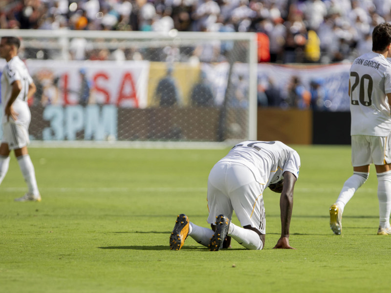 Antonio Rüdiger (c) del Real Madrid se lamenta este miércoles, al terminar un partido del Mundial de Clubes entre París Saint-Germain y Real Madrid en el estadio MetLife de Nueva York