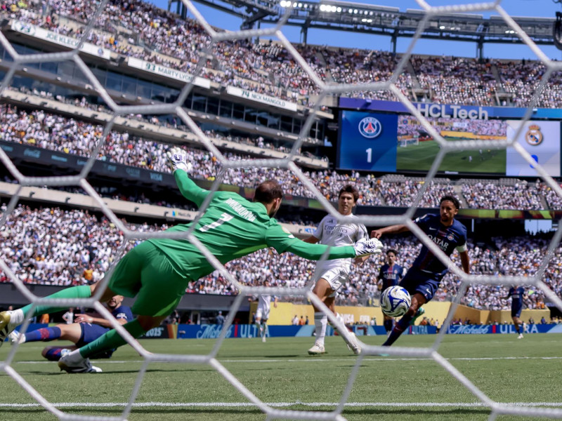 El portero Gianluigi Donnarumma del PSG realiza una atajada durante el partido de semifinales de la Copa Mundial de Clubes de la FIFA 2025 entre el Paris Saint-Germain y el Real Madrid en East Rutherford, Nueva Jersey.