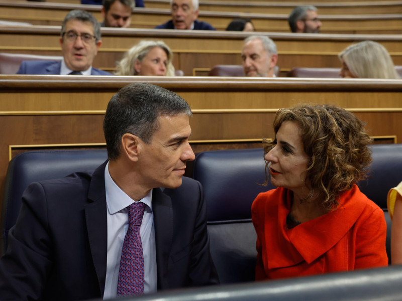 El presidente del Gobierno, Pedro Sánchez, y la vicepresidenta primera del Gobierno, y ministra de Hacienda, María Jesús Montero