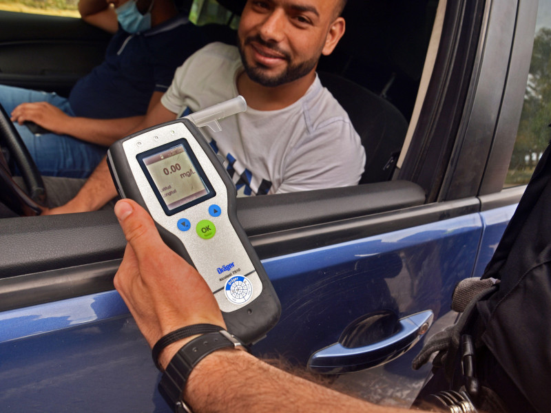 Un agente de policía local realiza una prueba de alcoholemia con un resultado de 0,0