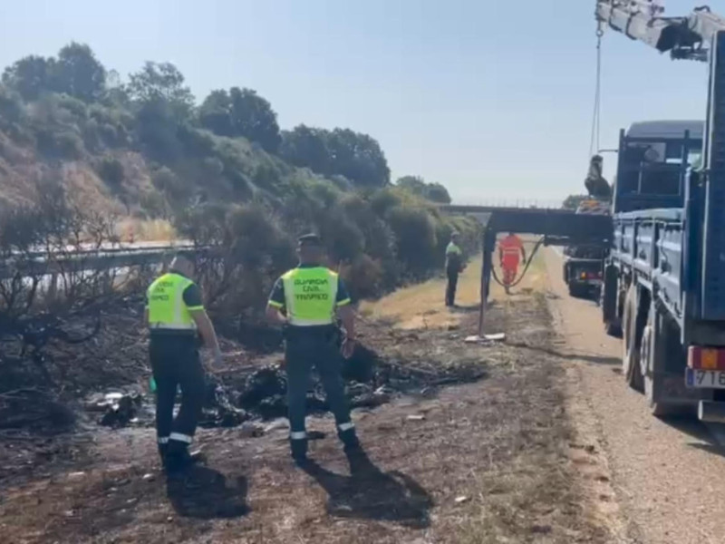Momento en el que es retirado el vehículo en el que viajaban el futbolista portugués del Liverpool Diogo Jota y su hermano, el también futbolista André Filipe, que quedó calcinado en la mediana tras salirse de la vía en la Autovía Rías Bajas (A-52) en Cernadilla (Zamora, España)