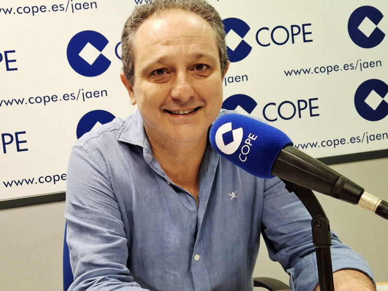 El presidente del Colegio Oficial de Farmacéuticos de Jaén, Juan Pedro Rísquez, en una entrevista concedida a la cadena COPE