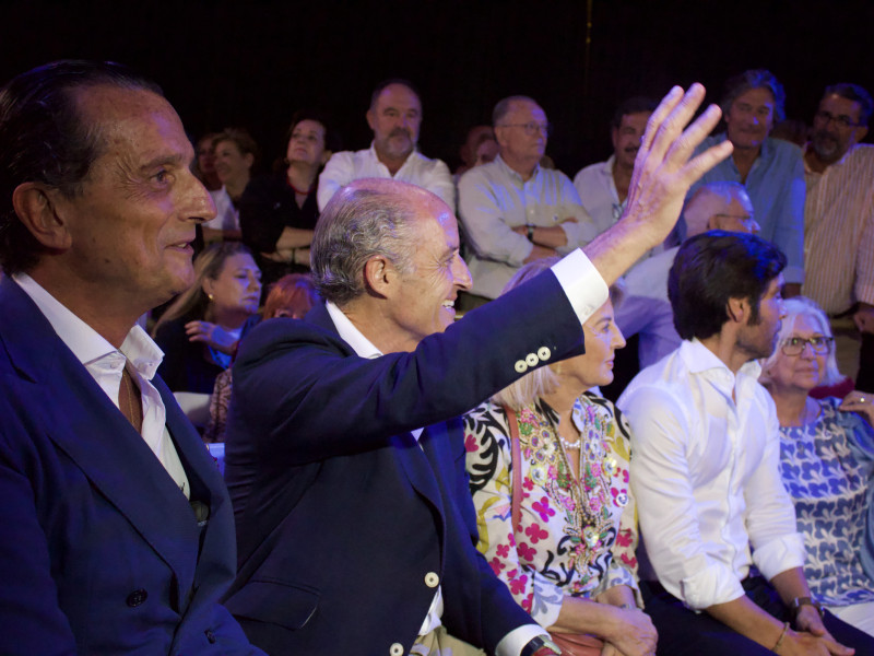Francisco Camps saludando
