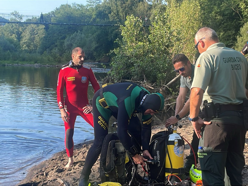 Miembros del equipo desplegado en la búsqueda del cuerpo este miércoles en la orilla del Nalón