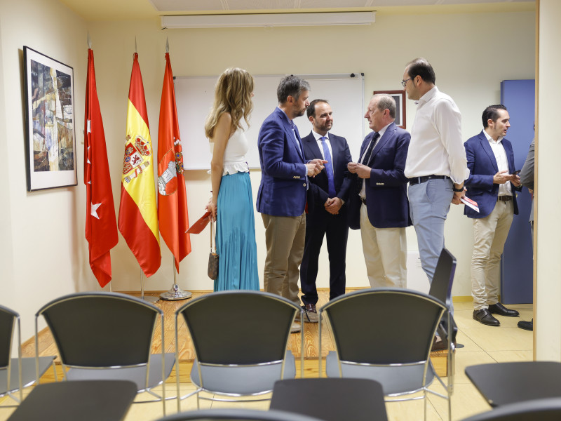 El consejero, con el alcalde de Guadarrama y el de Los Molinos y presidente de ADESGAM