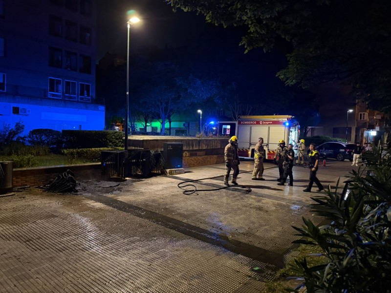 Los Bomberos sofocan el incendio provocado en la terraza de un bar cerrado