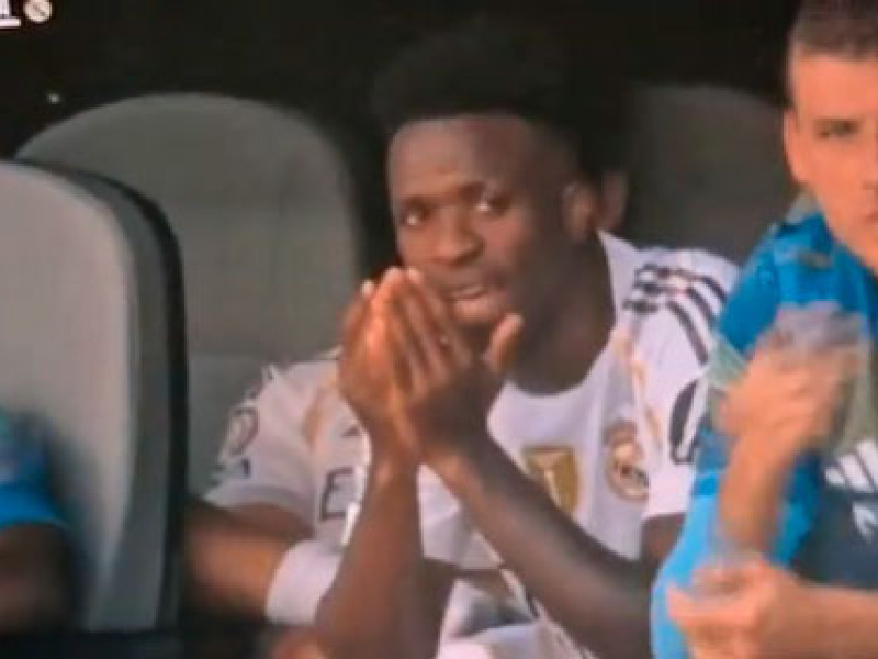 Vinicius, en el banquillo durante el partido entre el Real Madrid y el PSG.
