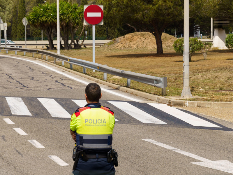 Un policía español se encuentra en la calle, controlando el tráfico de coches en Almería.