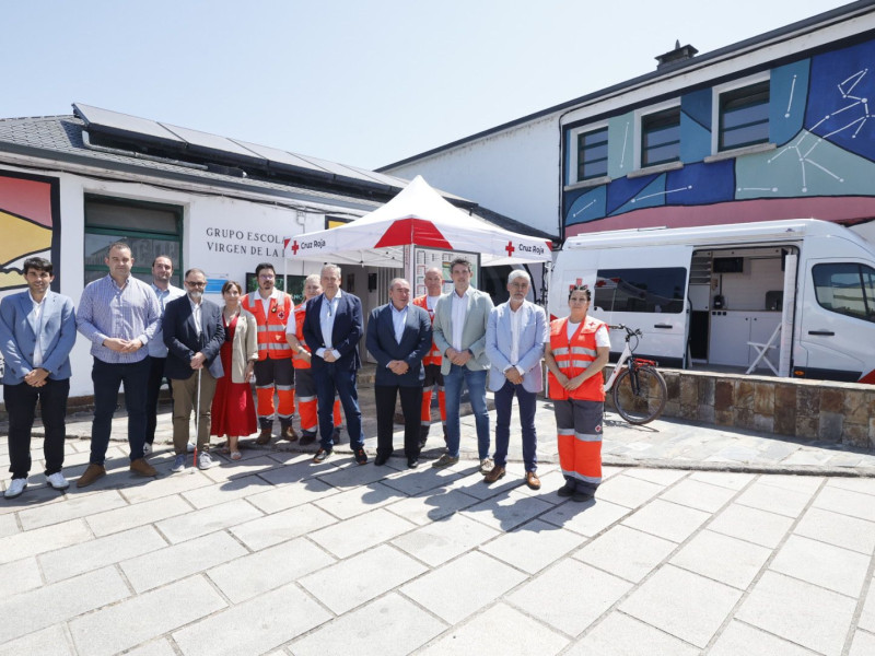 Gómez Caamaño visitó a los voluntarios que atienden a los peregrinos en Portomarín