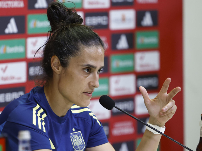 LAS ROZAS (MADRID), 26/06/2025.- La entrenadora de la selección española femenina de fútbol Montse Tomé ofrece una rueda de prensa tras el entrenamiento de este jueves. La selección española femenina de fútbol ultima este jueves la puesta a punto para la disputa el viernes del único encuentro preparatorio para la Eurocopa de Suiza 2025, un amistoso ante la potente Japón en el estadio Butarque de Leganés (Madrid). EFE/Chema Moya