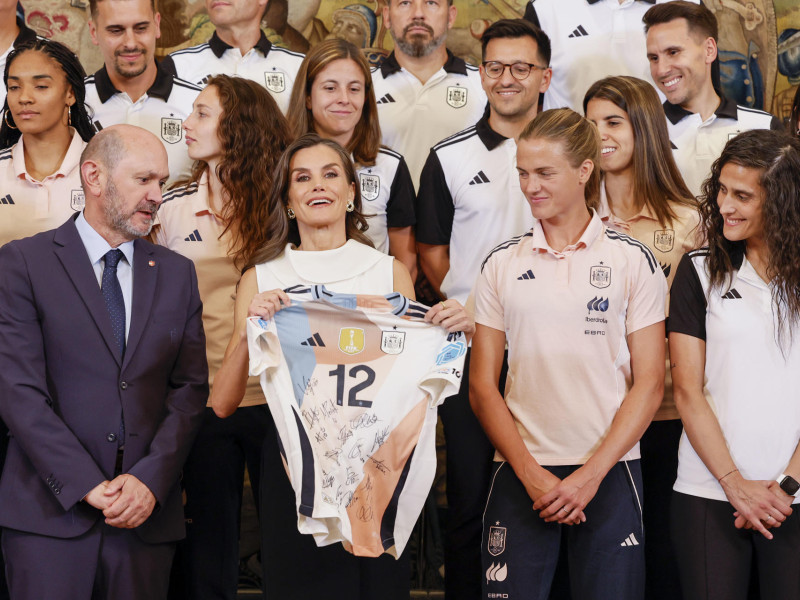 MADRID, 25/06/2025.- La reina Letizia posa con una camiseta firmada junto al presidente de la Federación Española de Fútbol, Rafael Louzán (i), a la jugadora Irene Paredes (2d) y a la seleccionadora, Montse Tomé (d) durante una audiencia con las jugadoras de la selección española de fútbol femenino, ante de su participación en la Eurocopa 2025, este miércoles en el Palacio de la Zarzuela. EFE/ Ballesteros