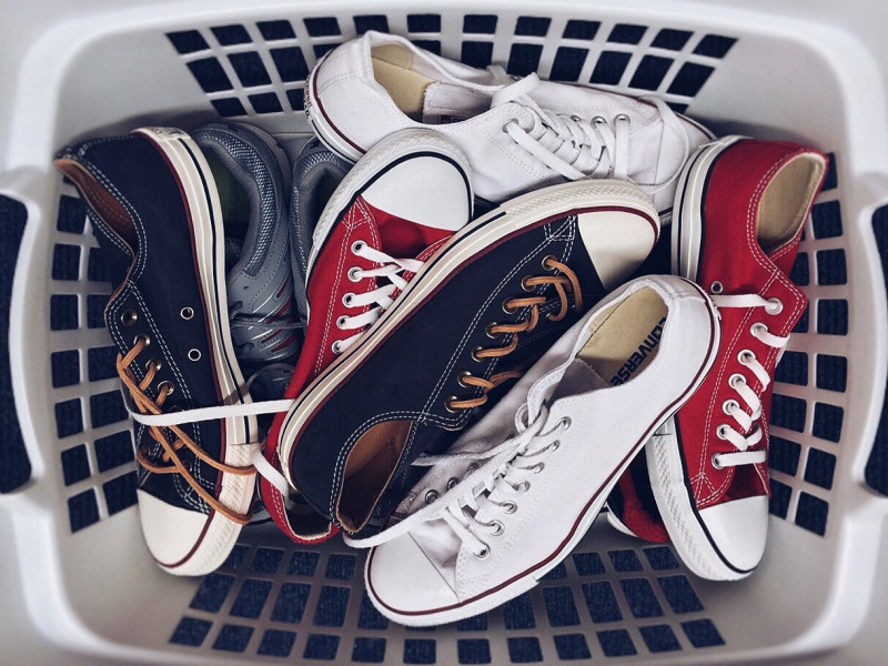 Un cesto lleno de zapatillas.