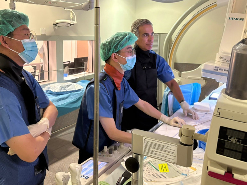 Los médicos chinos que realizan una estancia en el HUCA con los profesionales de la unidad