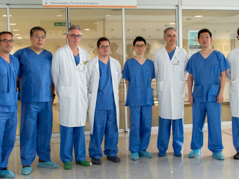 Los médicos chinos que realizan una estancia en el HUCA con los profesionales de la unidad