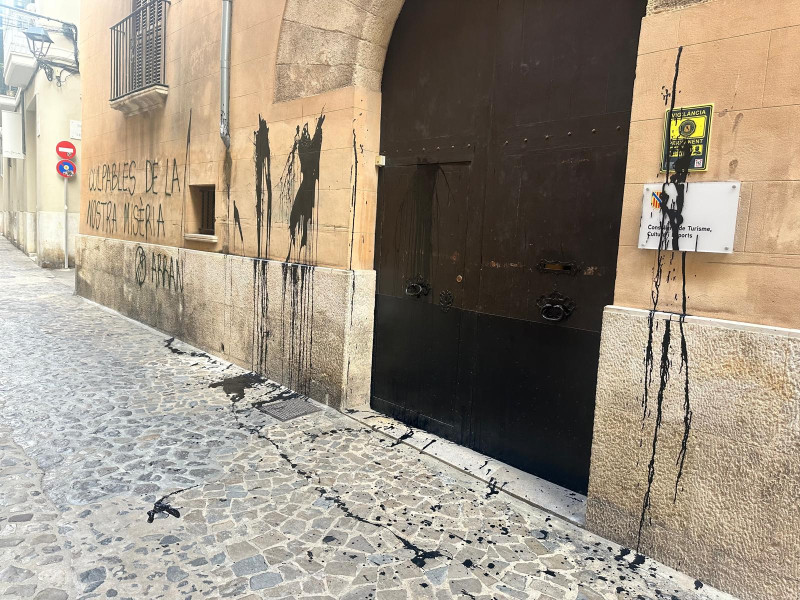 Así ha amanecido la fachada de la Conselleria