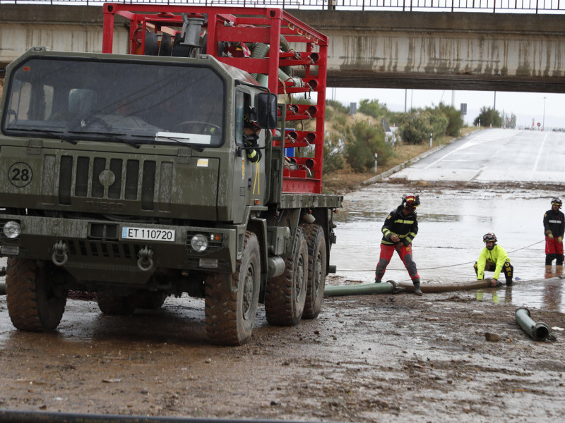 Efectivos de la Unidad Militar de Emergencias trabajan en una carretera inundada próxima a la localidad zaragozana de Grisén este sábado