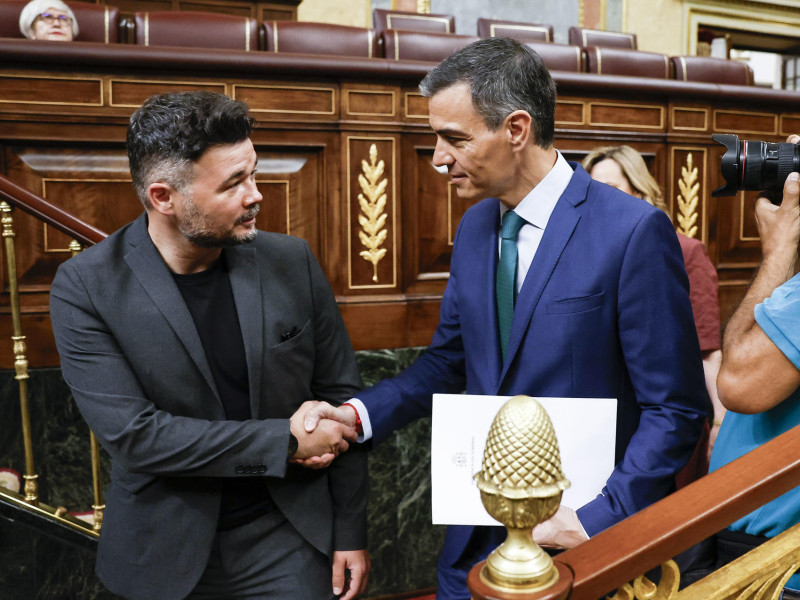 El presidente del Gobierno, Pedro Sánchez (d), saluda al portavoz de ERC, Gabriel Rufián