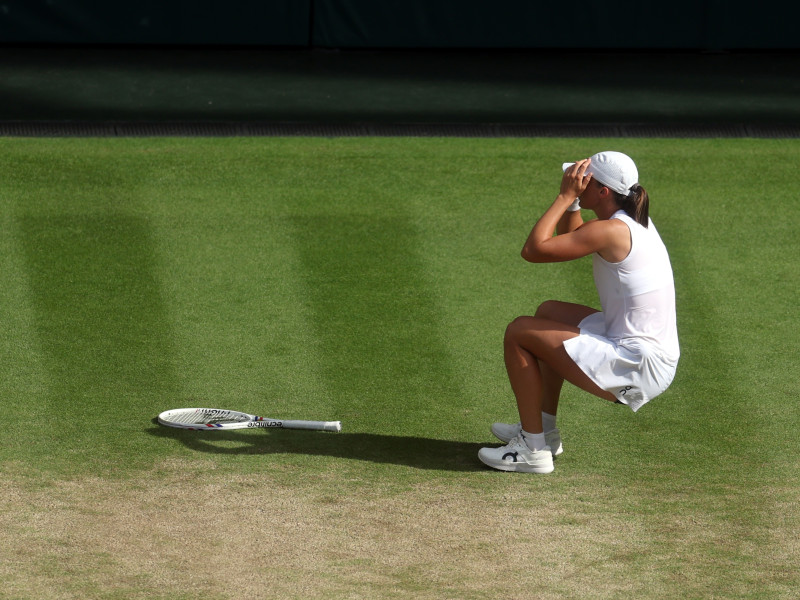 Iga Swiatek se tira al suelo nada más proclamarse campeona de Wimbledon