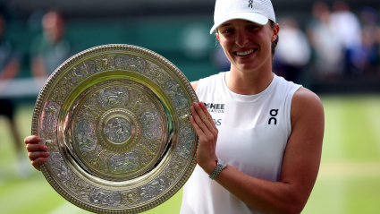 Swiatek posa con el trofeo de Wimbledon