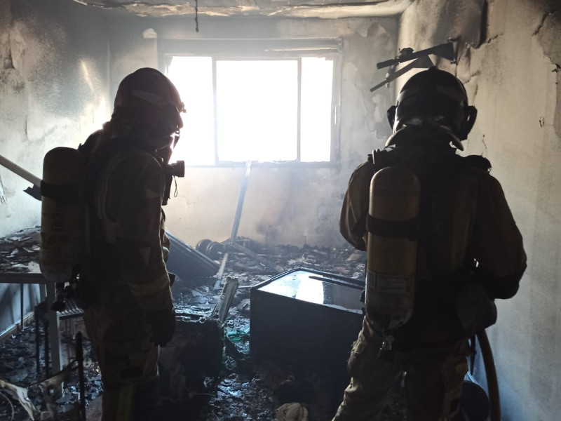 Los bomberos en el interior del inmueble