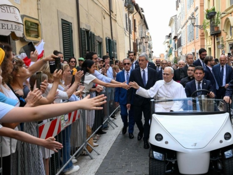 El Papa León XIV en su llegada al centro de la localidad italiana, donde pasa unos días de vacaciones
