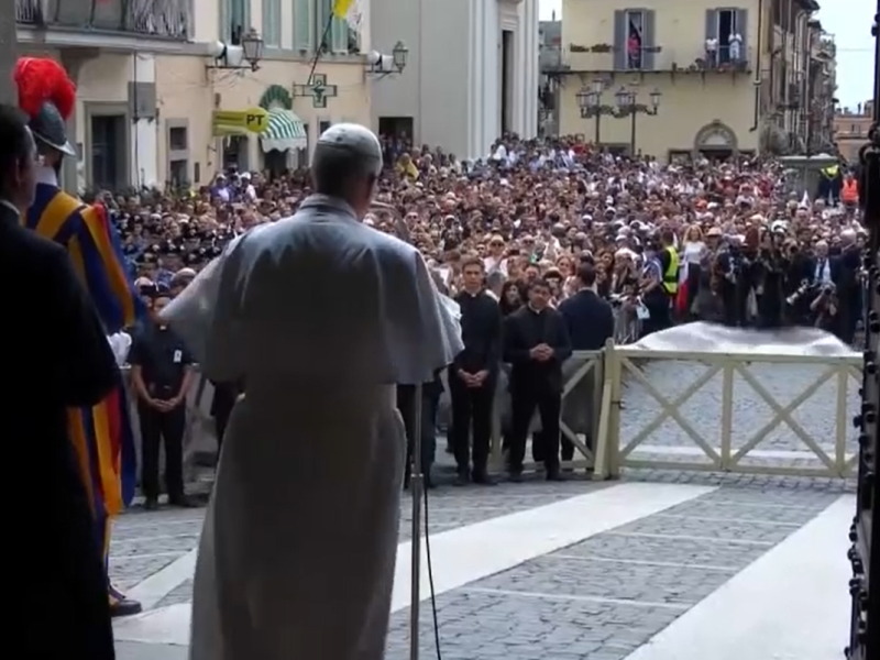 La plaza de la libertad en Castel Gandolfo abarrotada de fieles mientras escuchan al Papa León XIV