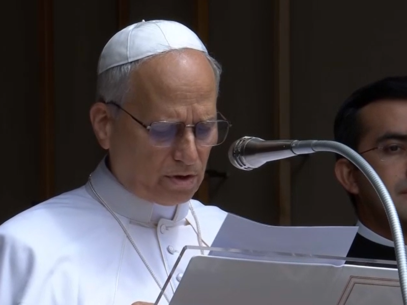 El Papa León XIV durante el rezo del Ángelus en la plaza principal de Castel Gandolfo
