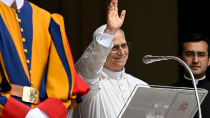 El Papa León XIV saluda a los fieles en una plaza de la libertad abarrotada en Castel Gandolfo