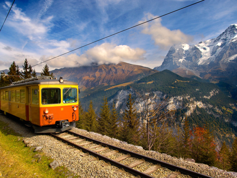 Un tren pasando por la montaña