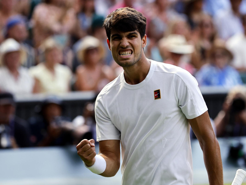 Alcaraz celebra un punto en la final de Wimbledon contra Alcaraz