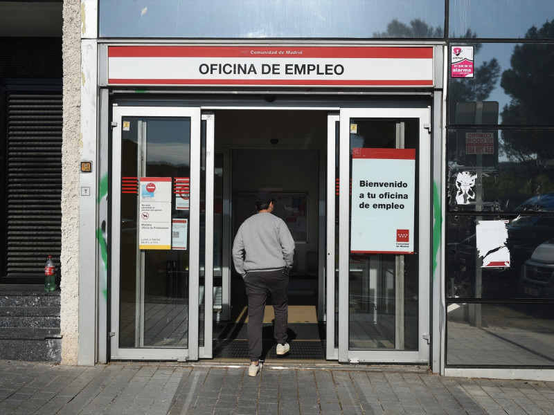 Un hombre entra a una oficina de empleo