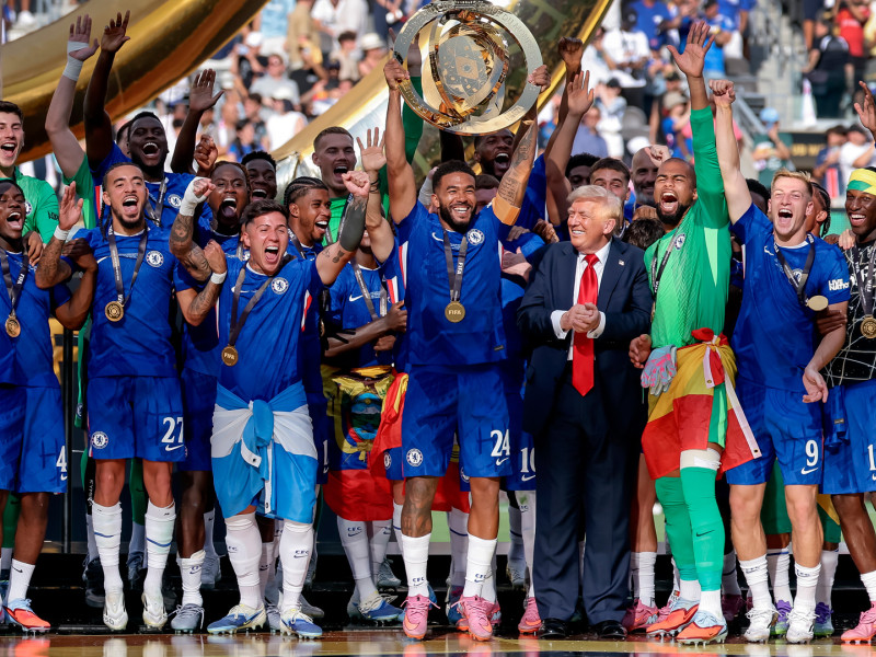 Donald Trump, junto al capitán del Chelsea en el momento en que levanta el trofeo de campeones del Mundial de Clubes