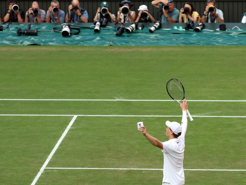 Jannik Sinner de Italia celebra tras ganar la final individual masculina contra Carlos Alcaraz de España en Wimbledon.