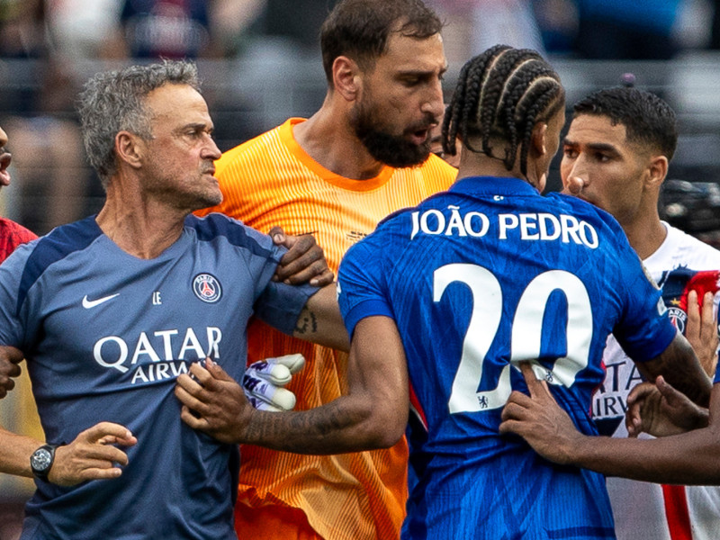 Luis Enrique, en la tangana final entre el Chelsea y el PSG