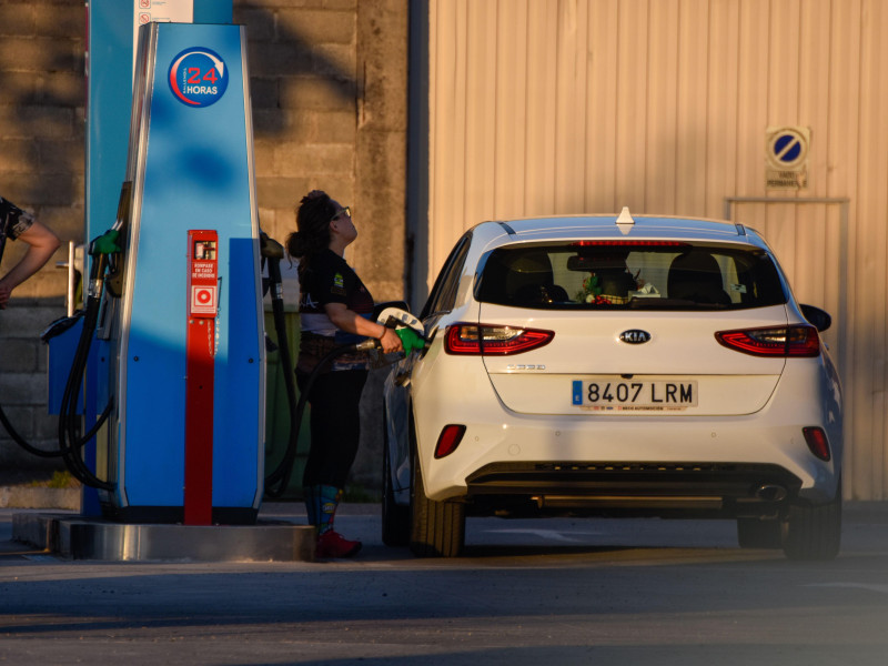 La gente va a la gasolinera en Colindres, Cantabria